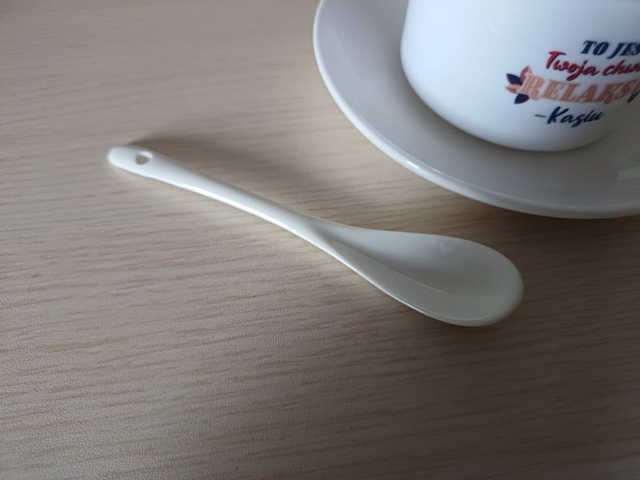Elegancka filiżanka na spodku z ceramiczną łyżeczką Prezent Kasia
