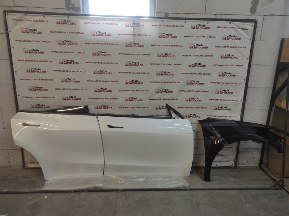Tesla Model Y двері дверь