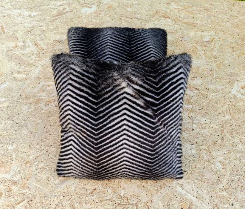 Par de almofadas em tecido padrão zebrado