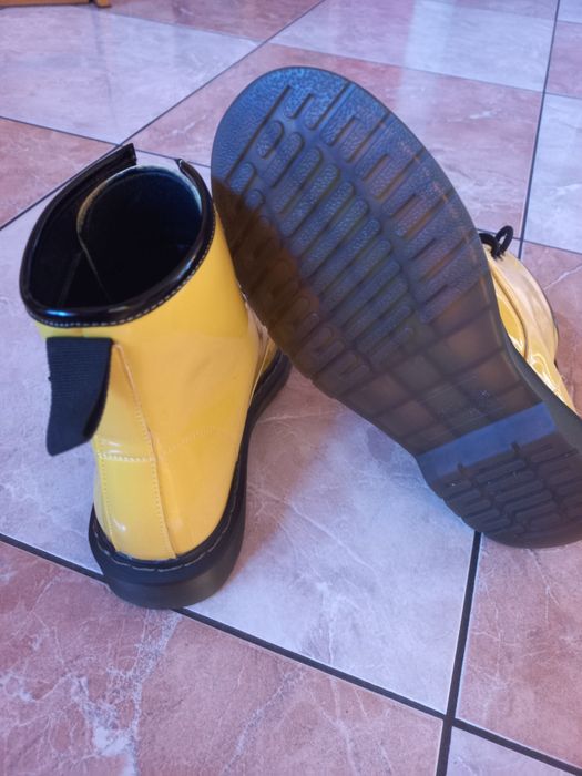 Buty lakierowane żółte
