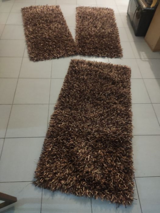 Tapetes quarto castanho com reflexos dourados pouco uso são 3