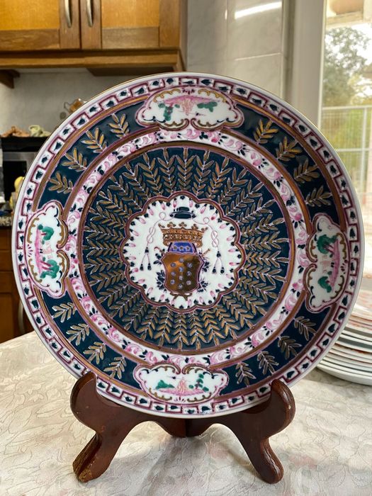 Prato decorativo em porcelana+Peça com tampa+Bule em cêramica decorati