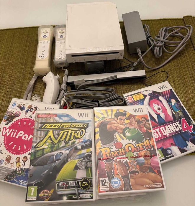 NINTENDO WII com 4 Jogos, 2 Comandos e todos os Cabos