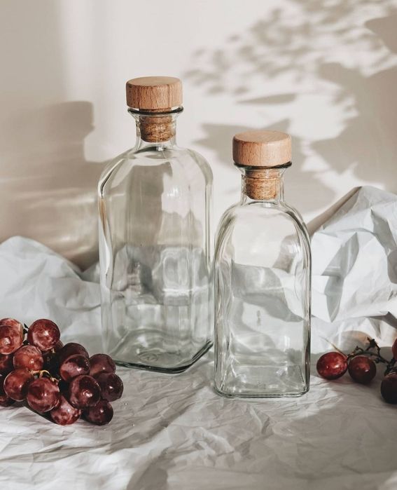 Склянні бутлі з дерев'яним ковпаком