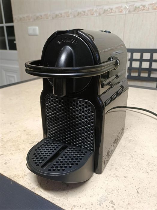 Máquina de Café Nespresso DeLonghi com Suporte de Cápsulas
