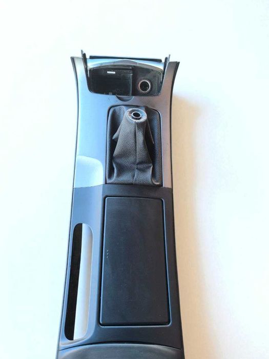 Центральна консоль з підлокітником тунель борода Mazda 6 GG МКПП