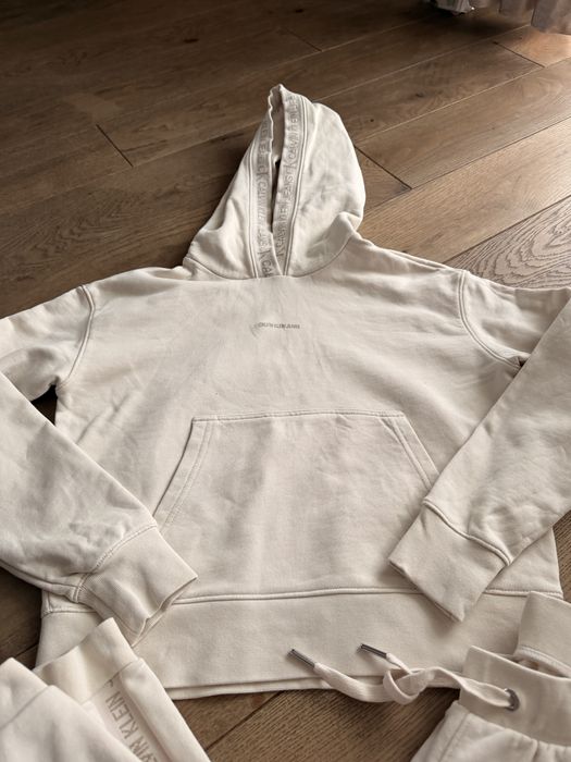 Damski dres Calvin Klein – styl i komfort w jednym