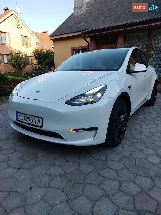 Tesla Model Y AWD Performance 2022 Пробіг: 18 тис. км. Запас ходу до 420+-км. Батарея ~82 кВт·год. Підтримка швидкої зарядки.