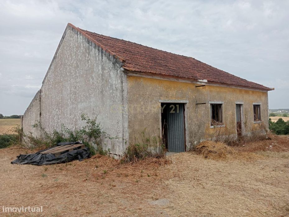 Moradia T2 em Casével, Santarém para restaurar com terreno de 16,720m2