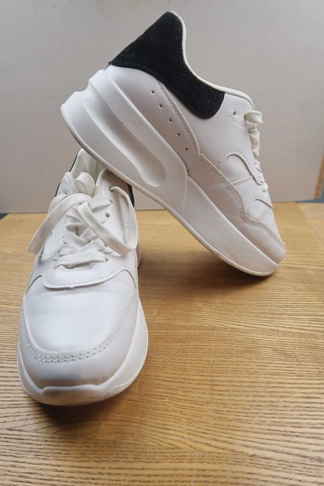 спортивне жіноче взуття