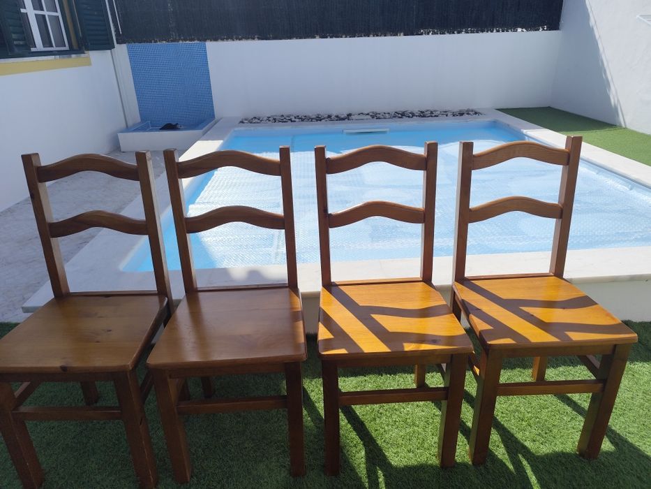 Conjunto de 4 cadeiras de madeira