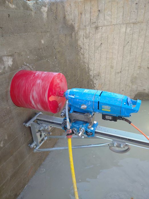 Алмазне свердління отворів коронками. Різка бетону.