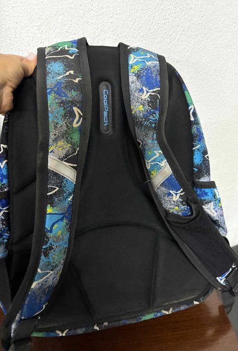 Mochila escolar CoolPack em tons azul, verde e preto, com padrão de tubarões.