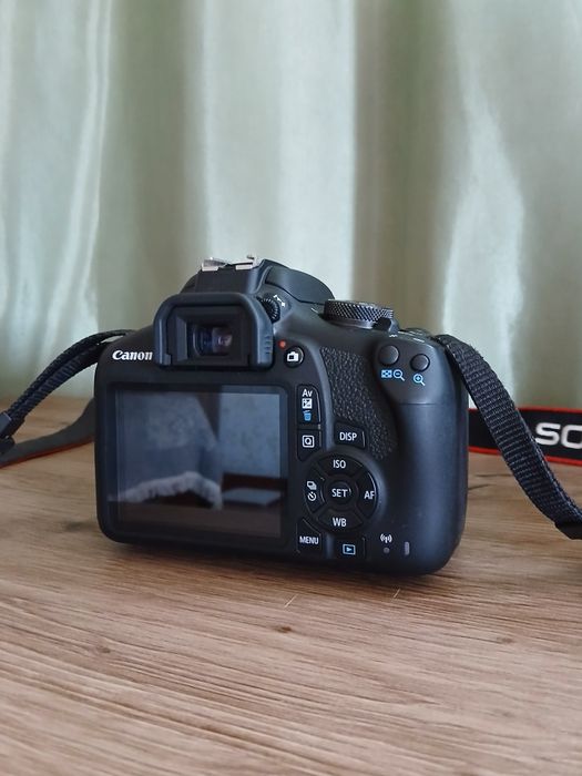 Canon EOS 2000D + об'єктив Canon EF-S 18–55mm IS