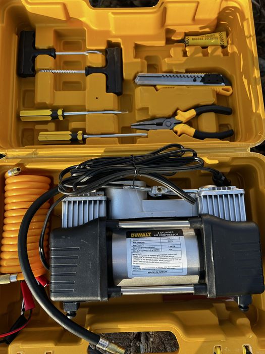 Автокомпресор DeWALT та ремонтний набір шин.