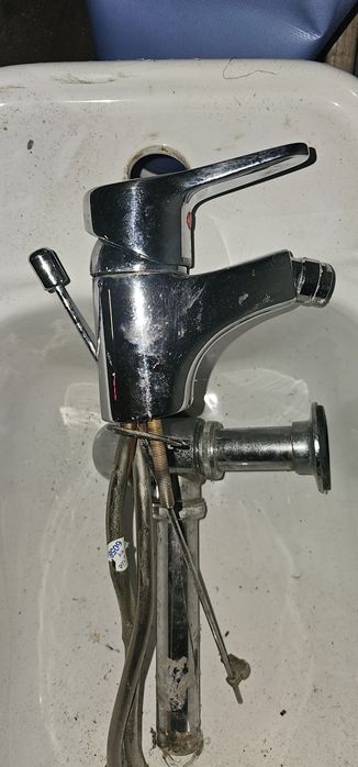 Bidé com torneira e sifão