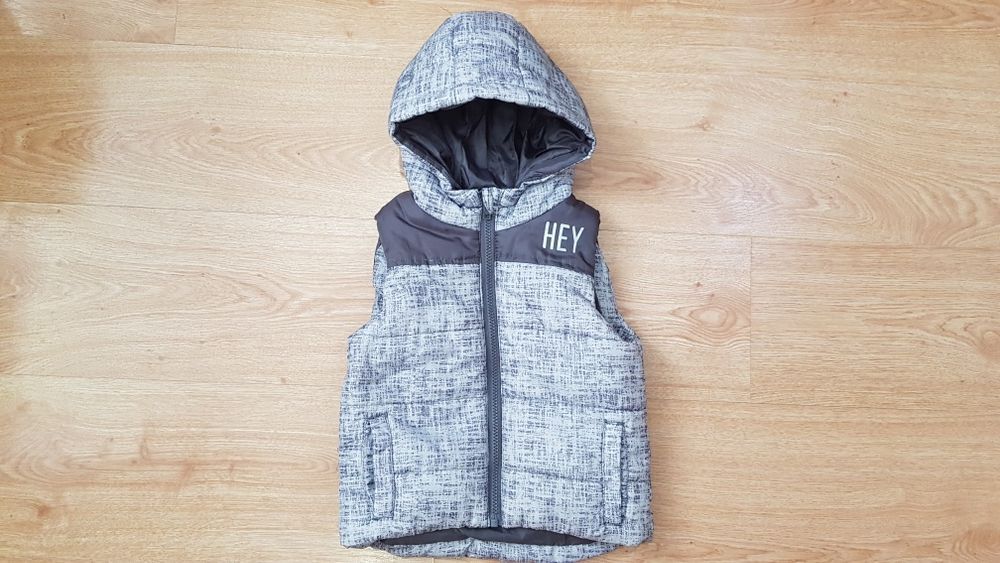 Стильная демисезонная жилетка деми жилет модная безрукавка на флисе