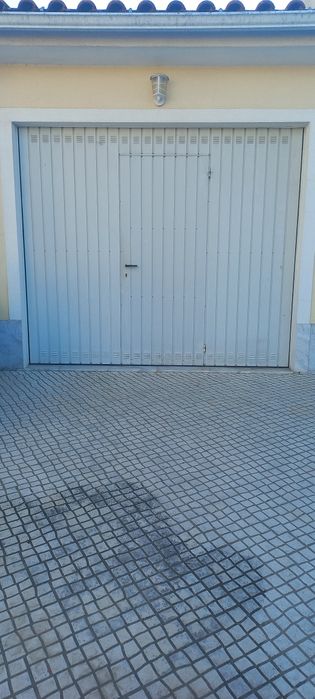 Portão de garagem com porta de serventia