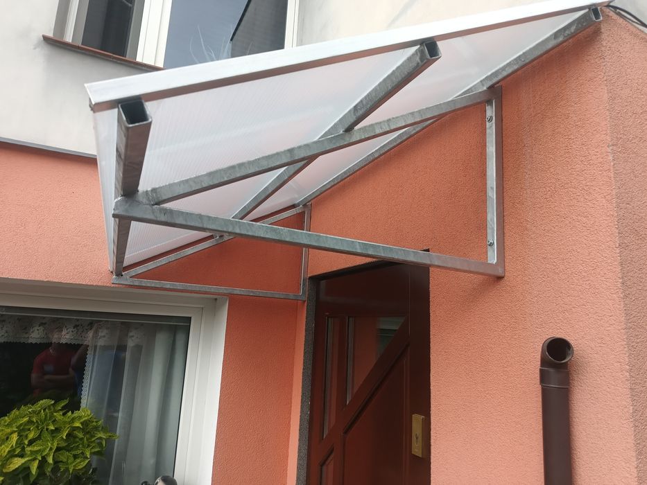 Daszek na dzwi wejściowe