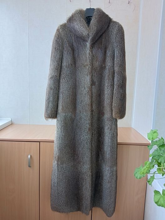 Довга шуба зі сріблястої нутрії для високої стрункої пані