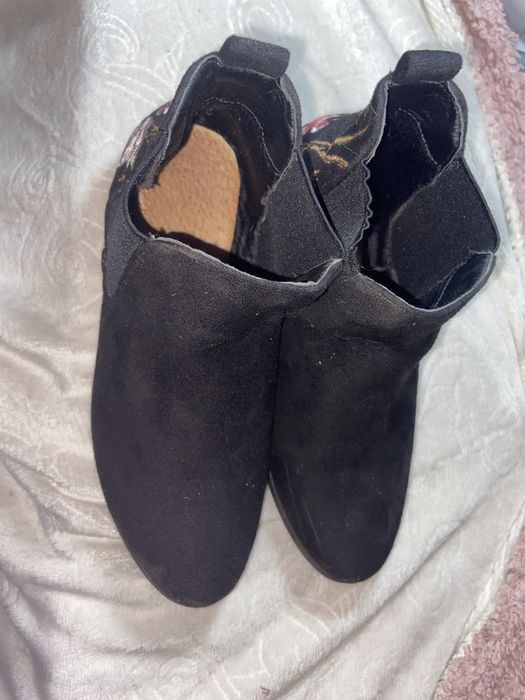 czarne botki ze wzorem