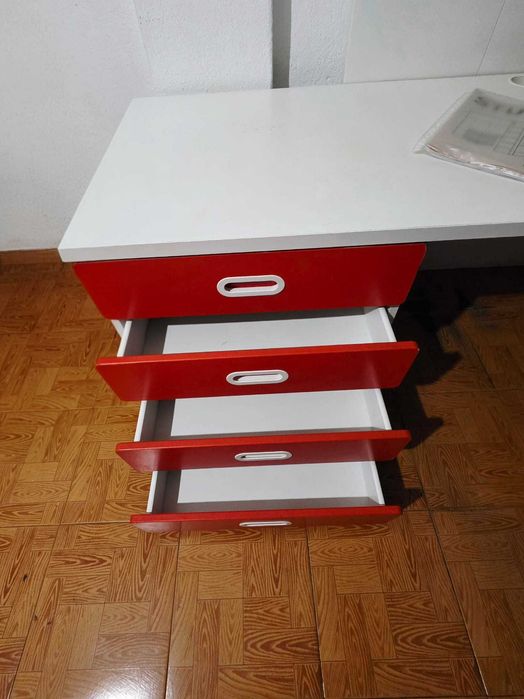 Cama alta branca com secretária e roupeiro – 350€ (negociáveis)