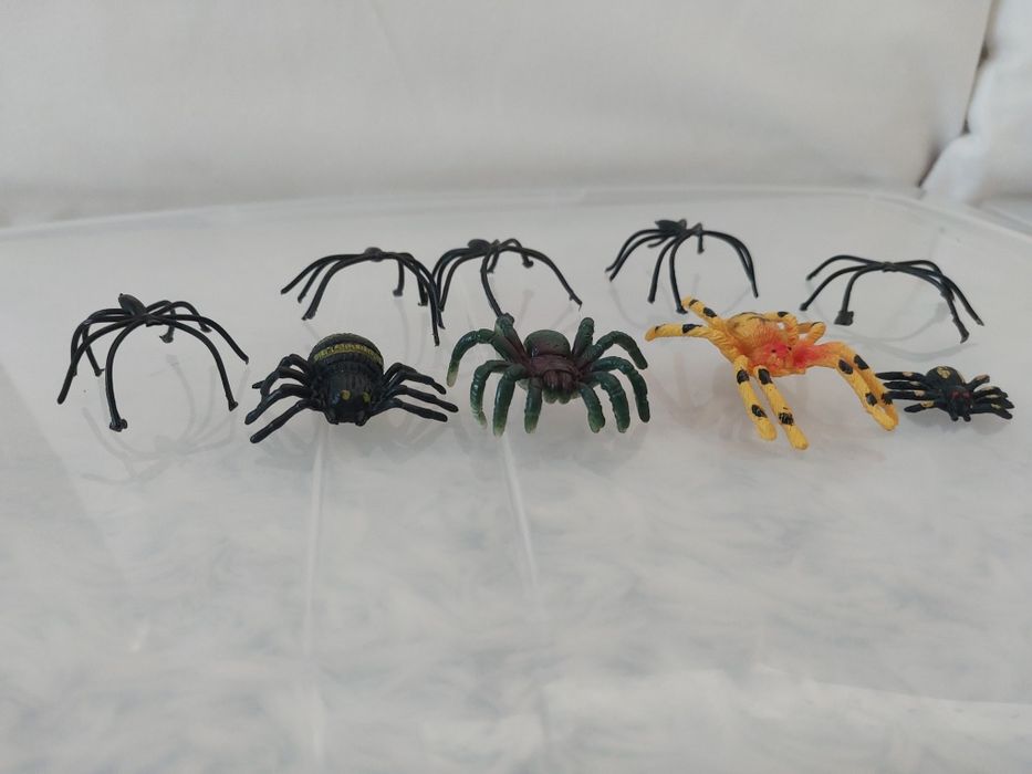 Zestaw 9 figurek pająków