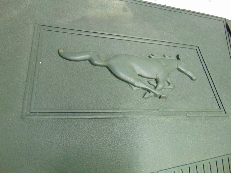 Ford Mustang tapetes usado em bom estado