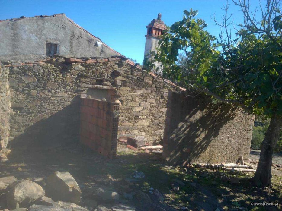 Casa rustica em xisto com terreno e olival