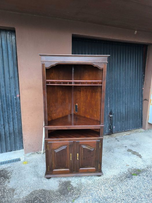 Armário de canto de madeira