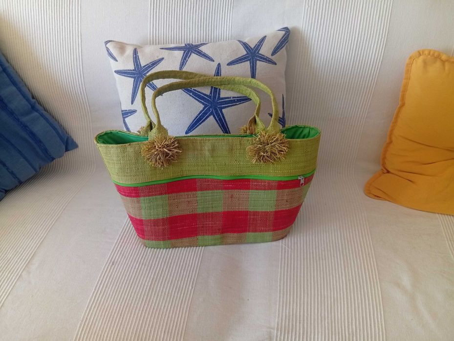 Cesta em tecido empalhado, verde ervilha com xadrez verde e vermelho