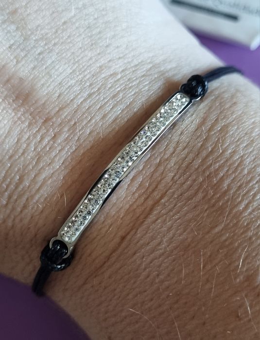 Pulseira preta e prateada, em aço. Chapinha com 2 fiadas de zirconias. Ajustável