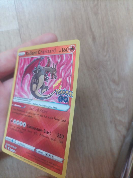 Carta de Pokémon: Charizard Radiante Shiny do Pokémon Go