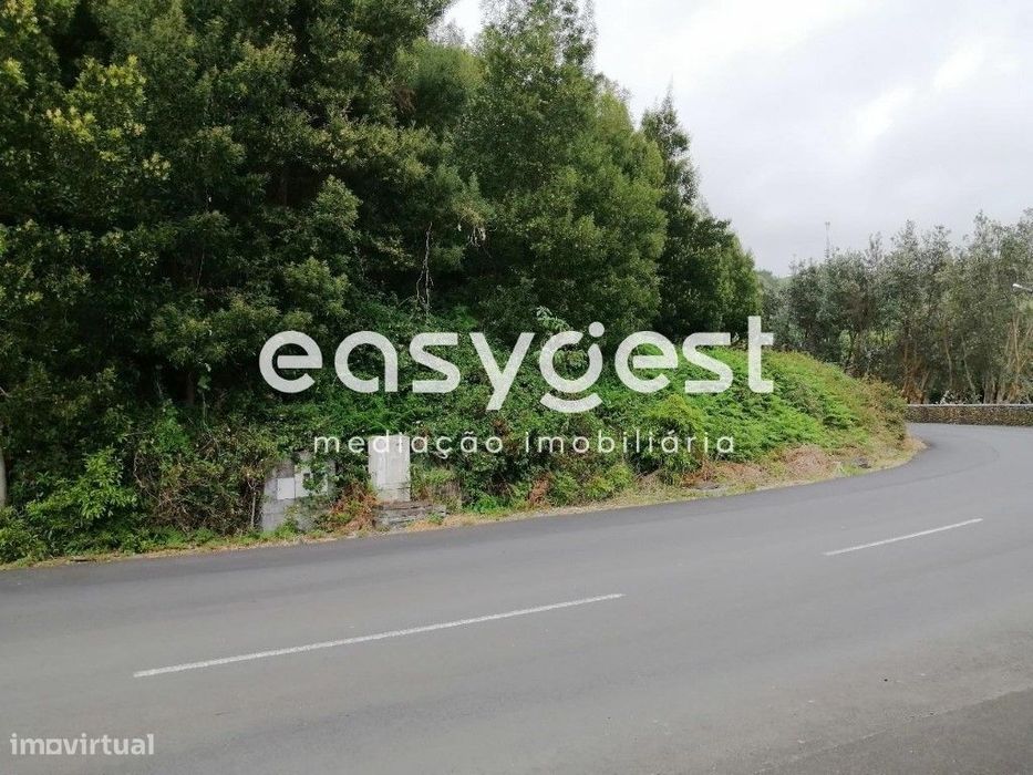 Lote com 375m2 para construção de moradia T5 em Terra Chã