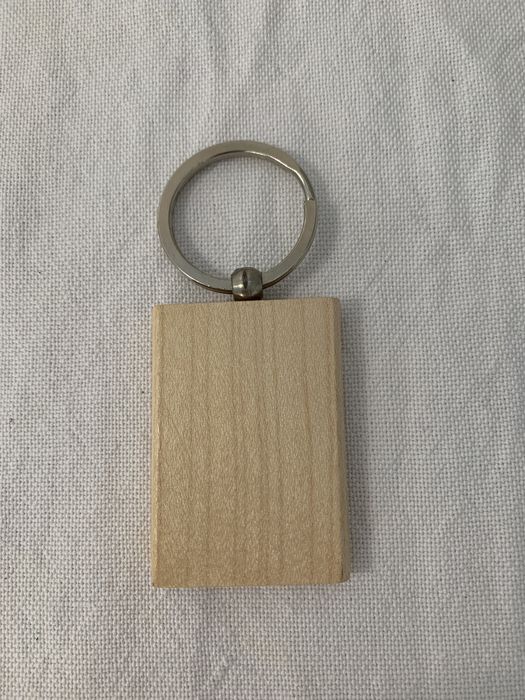 Brelok beżowy drewniany