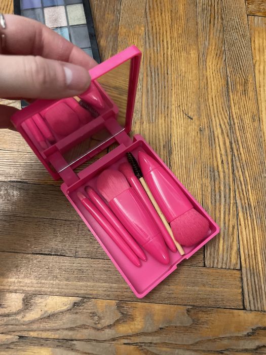 Віддам безкоштовно палетка і пензлики