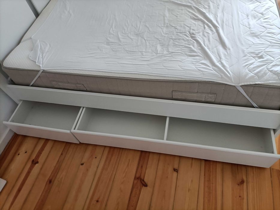 Camas, colchões e mesas de cabeceira