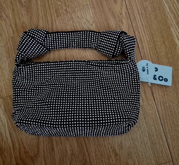 Mala/pochete de fundo preto e cheia de brilhantes. Forrada. Com alças