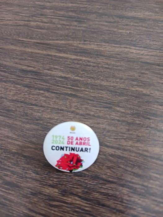 Pin dos 50 anos do 25 de Abril