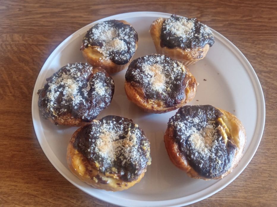 Ovos caseiros, pastéis, croissants, biscoitos ,etc