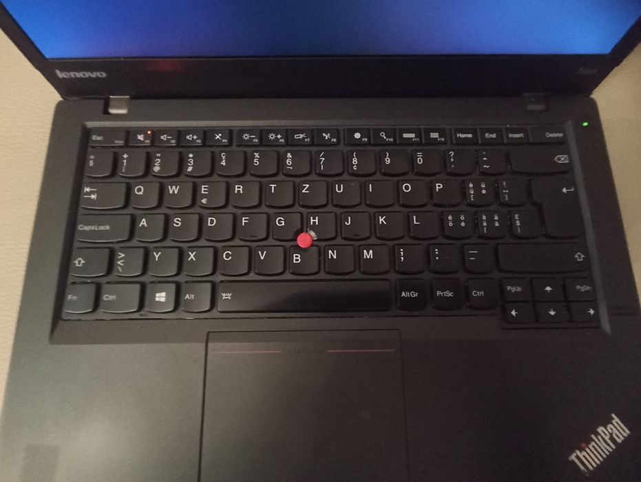 Thinkpad T440s 12 GB RAM 
Bateria com duração de