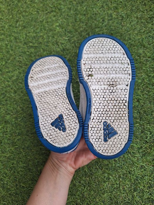 Buty sportowe firmy Adidas chłopięce rozm. 22.