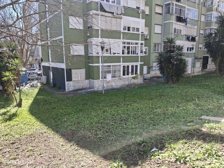 Apartamento T2 remodelado no Bairro do Charquinho em Benfica — Benfica, Lisboa