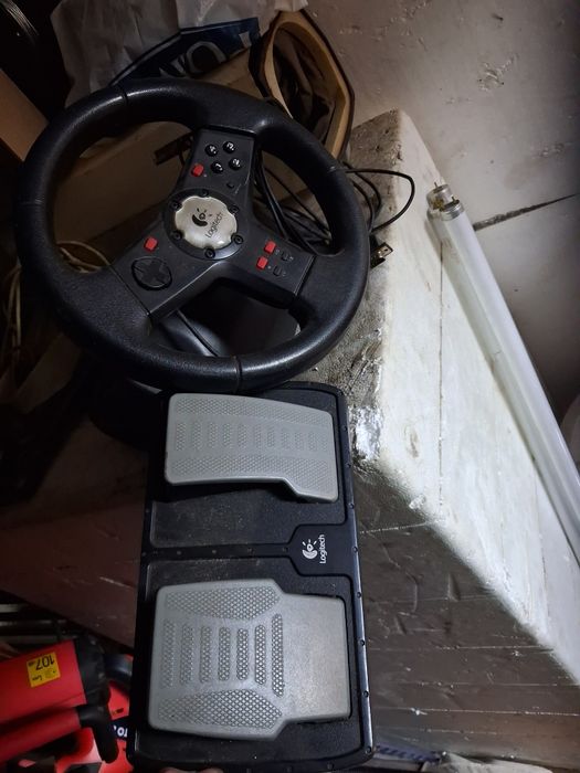 Kierownica i pedały Logitech gamingowa