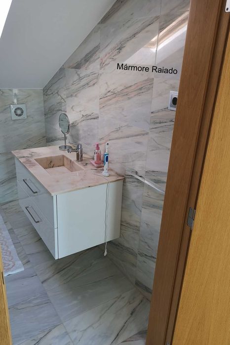 Pavimentos em mármore e granito com várias medidas, desde 10€/m2