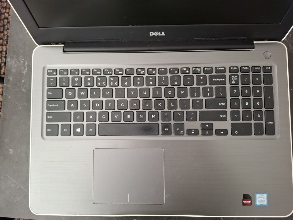 Biała obudowa laptopa DELL Inspiron z monitorem i klawiaturą zadbana
