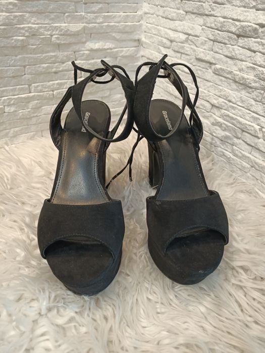 Sandały na obcasie roz40