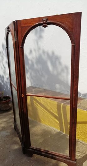 Biombo em madeira e vidro