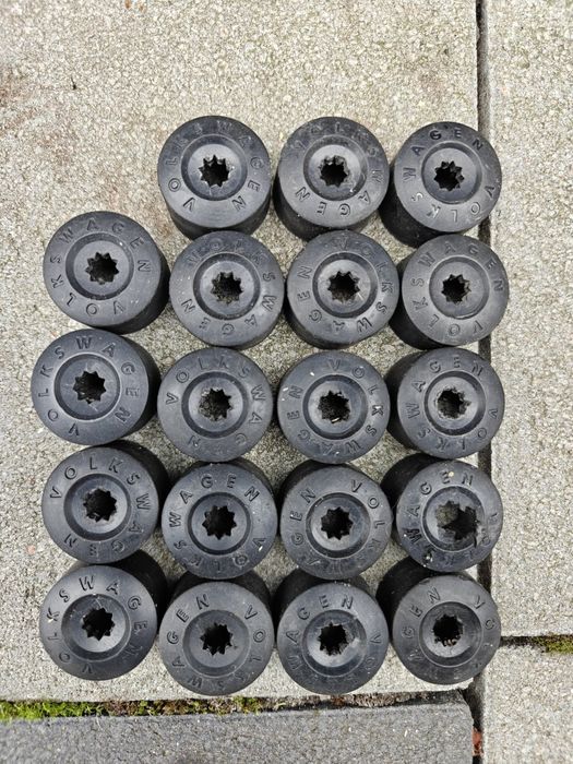 Оригінальні заглушки VAG на болти кріплення коліс