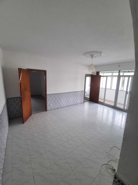 arrenda se t2 em massama a 5 minutos da estacao